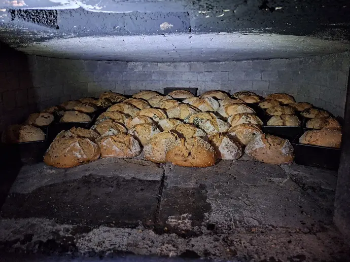 Cuisson hebdomadaire de pain au levain dans le four à bois de l'abbaye Cuisson hebdomadaire de pain au levain dans le four à bois de l'abbaye